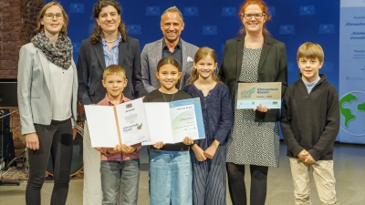 Die Grundschule in der Haldenbergerstraße wurde als von Bayerns Umweltminister Thorsten Glauber (3. von links) als Klimaschule ausgezeichnet. (Foto: Stefan Obermeier)