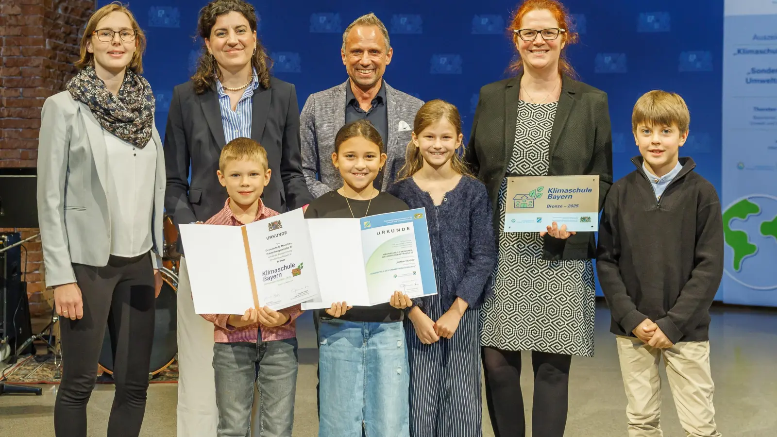Die Grundschule in der Haldenbergerstraße wurde als von Bayerns Umweltminister Thorsten Glauber (3. von links) als Klimaschule ausgezeichnet. (Foto: Stefan Obermeier)