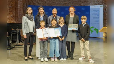 Die Grundschule in der Haldenbergerstraße wurde als von Bayerns Umweltminister Thorsten Glauber (3. von links) als Klimaschule ausgezeichnet. (Foto: Stefan Obermeier)