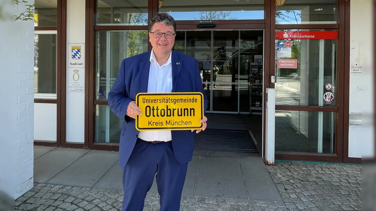 Der scheidende Bürgermeister Thomas Loderer freut sich, dass zum Abschluss seiner Amtszeit die Erhebung Ottobrunns zur Universitätsgemeinde geklappt hat.  (Foto: hw)