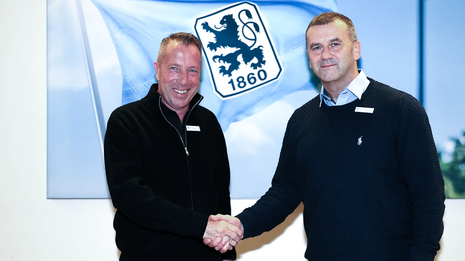 Handelseinig: Markus Kauczinski und Manfred Paula.  (Foto: TSV 1860/sampics)