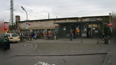 Auf die Bahnhofsuhr über dem Nordeingang müssen die Pasing noch eine lange Weile verzichten. Im September wurde sie abmontiert (Bild). Statt im Januar, wie ursprünglich angekündigt, kommt die Uhr erst zum Ende der Umbauarbeiten 2012 wieder an ihren Platz. (Foto: US)