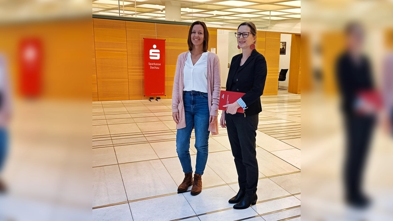 Sensibilisieren junge Menschen frühzeitig für das Thema Schulden: Tina Koch (Caritas-Zentrum Dachau, links) und Sabine Becker (Sparkasse Dachau). (Foto: Caritas Dachau)