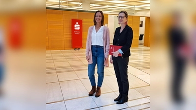 Sensibilisieren junge Menschen frühzeitig für das Thema Schulden: Tina Koch (Caritas-Zentrum Dachau, links) und Sabine Becker (Sparkasse Dachau). (Foto: Caritas Dachau)