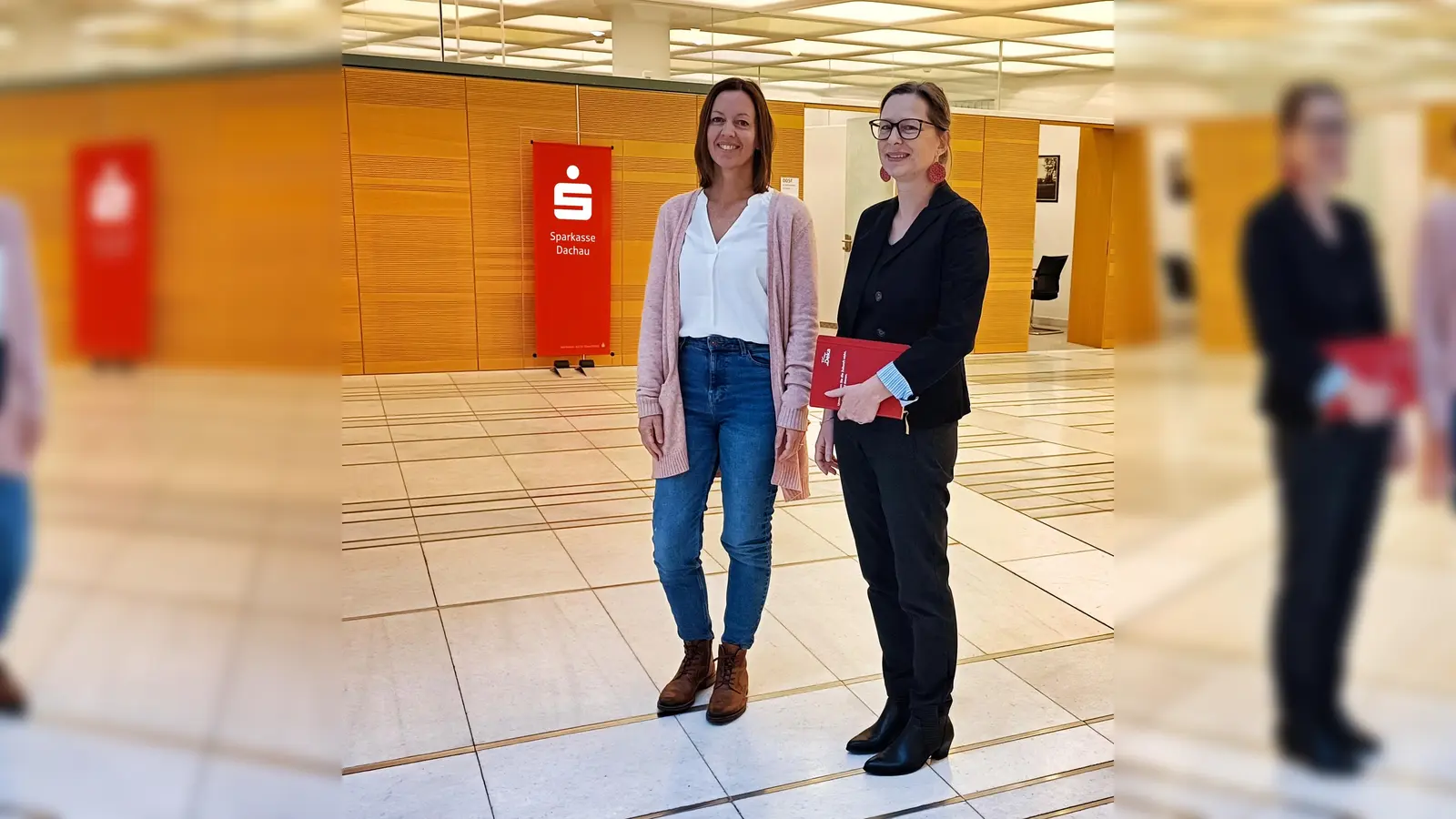 Sensibilisieren junge Menschen frühzeitig für das Thema Schulden: Tina Koch (Caritas-Zentrum Dachau, links) und Sabine Becker (Sparkasse Dachau). (Foto: Caritas Dachau)