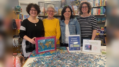 Helen Hoff, Dr. Traudl Jaschul, Simone Hermes und Katrin Schmidt (von links) laden die Germeringer zum Puzzlen ein. (Foto: LeseZeichen)