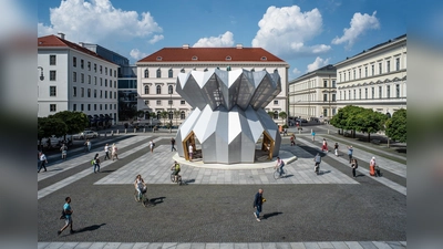 Ihren 25. Geburtstag feierte die bekannte Münchner Straßenzeitung BISS mit der Skulptur „I will be with you, whatever“ auf dem Wittelsbacherplatz. (Foto: Rainer Viertlböck)