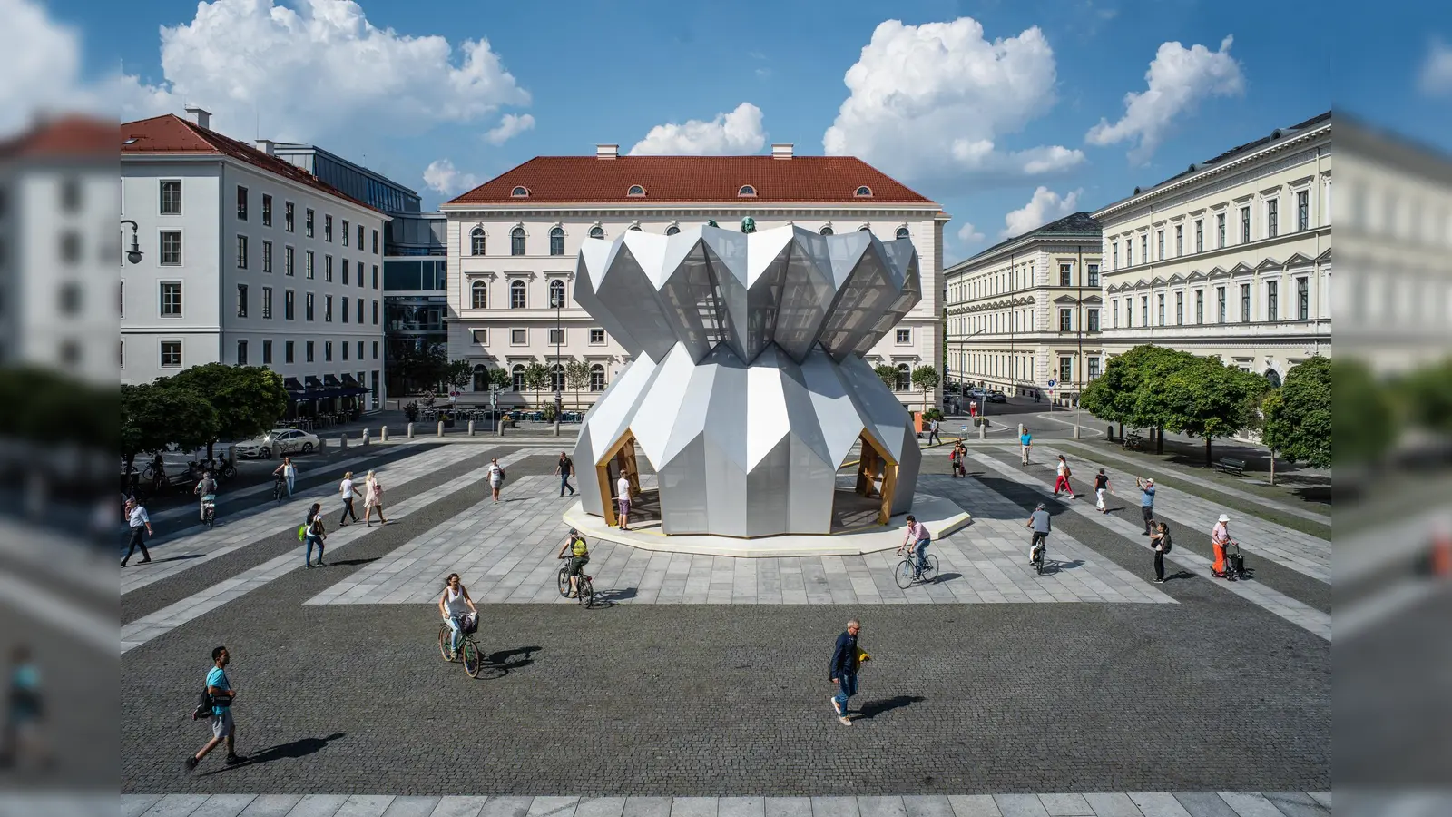 Ihren 25. Geburtstag feierte die bekannte Münchner Straßenzeitung BISS mit der Skulptur „I will be with you, whatever“ auf dem Wittelsbacherplatz. (Foto: Rainer Viertlböck)