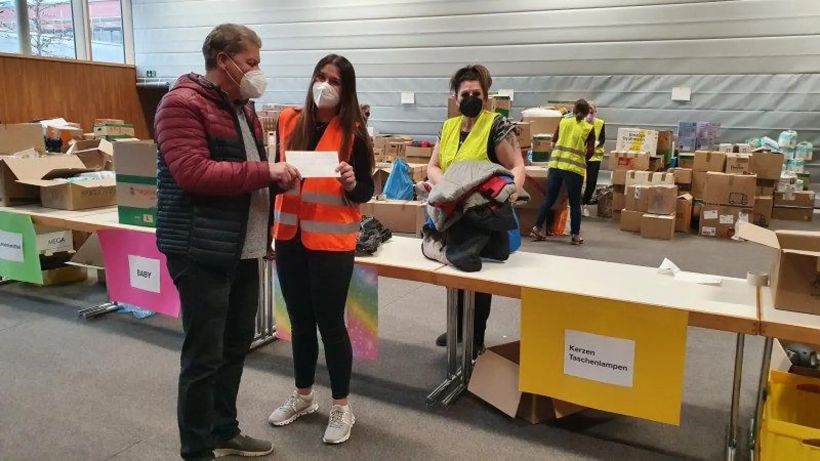 Freudig nimmt Shalima Rachl die Geldspende der Verwaltung von Bürgermeister Harald Zipfel entgegen. (Foto: Gem)