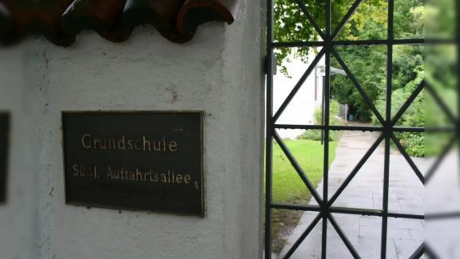 Die Grundschule an der Südlichen Auffahrtsallee platzt aus allen Nähten. Die Aufnahmekapazität ist durch neue Schüler aus den Neubaugebieten entlang der Bahn erschöpft. (Foto: tg)