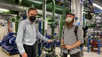 V.l.: Stefan Birle (SWM) erklärt Pascal Luginger (Klimaschutzbeauftragter der Stadt Germering) die Anlagen- und Maschinenräume der Geothermie Freiham. (Foto: pst)