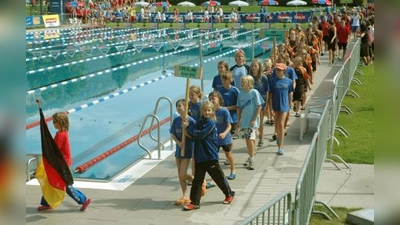 Mit dem Einmarsch aller 16 teilnehmenden Vereine aus Österreich, der Schweiz sowie Deutschland (hier im Vordergrund die Schwimmer/innen der SSG Netun Germering) begann das Internationale Raiffeisen-Herbstmeeting in St. Johann. (Foto: SSG Neptun)