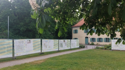Die Ausstellung der Wettbewerbsbeiträge ist bis zum 23. Mai auf der Wiese vor dem Pelkovenschlössl zu sehen. (Foto: bas)