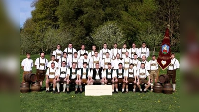 Die Burschenschaft Unterpfaffenhofen im Jubiläumsjahr 2009: (von links, 1. Reihe) Heimo Görig, Anton Schober, Thomas Nigl, Andreas Seeholzer, Florian Ramsl, Andreas Jaster, Mario Riesner, Michael Engelschall und Wolfgang Haas; (2. Reihe) Matthias Stang, Alexander Kuchar, Markus Seibt, Maximilian Kamm, Tobias Rasch, Wolfgang Killer, Thomas Hinterseer, Ferdinand Sedlmeier, Andreas Weikenstorfer, Martin Kelnhofer, Martin Binder, Florian Peukert, Maximilian Maurer und Maximilian Leutenstorfer; (3. Reihe) Christoph Welker, Sebastian Kotyk, Florian Nigl, Benjamin Nigl, Thomas Schlierf, Stefan Killer, Florian Rasch, Daniel Riesner sowie Philip Sanne. (Foto: pi)