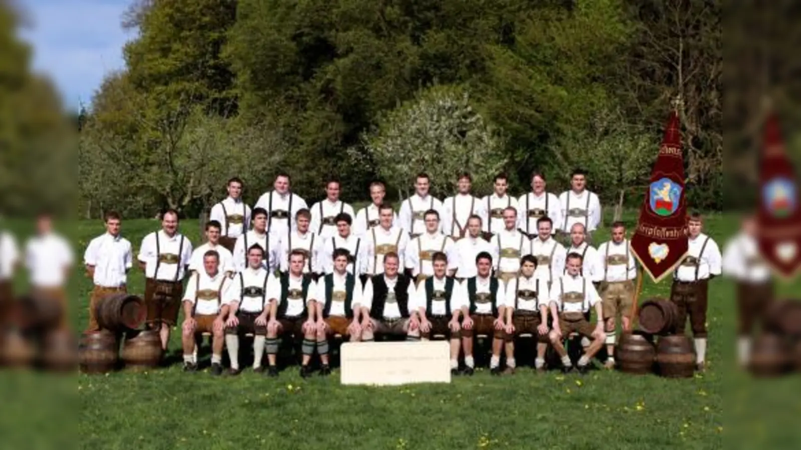 Die Burschenschaft Unterpfaffenhofen im Jubiläumsjahr 2009: (von links, 1. Reihe) Heimo Görig, Anton Schober, Thomas Nigl, Andreas Seeholzer, Florian Ramsl, Andreas Jaster, Mario Riesner, Michael Engelschall und Wolfgang Haas; (2. Reihe) Matthias Stang, Alexander Kuchar, Markus Seibt, Maximilian Kamm, Tobias Rasch, Wolfgang Killer, Thomas Hinterseer, Ferdinand Sedlmeier, Andreas Weikenstorfer, Martin Kelnhofer, Martin Binder, Florian Peukert, Maximilian Maurer und Maximilian Leutenstorfer; (3. Reihe) Christoph Welker, Sebastian Kotyk, Florian Nigl, Benjamin Nigl, Thomas Schlierf, Stefan Killer, Florian Rasch, Daniel Riesner sowie Philip Sanne. (Foto: pi)