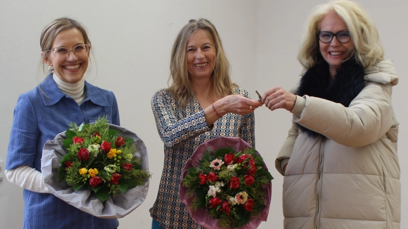 Die neue Kunstpreisträgerin Jeanne Dees (Mitte) freute sich über den Schlüssel zum Paul-Thiem-Atelier, der ihr persönlich von Zweiter Bürgermeisterin Angelika Kammerl (rechts) und Annette Girke (links) überreicht wurde. (Foto: Stadt Starnberg)
