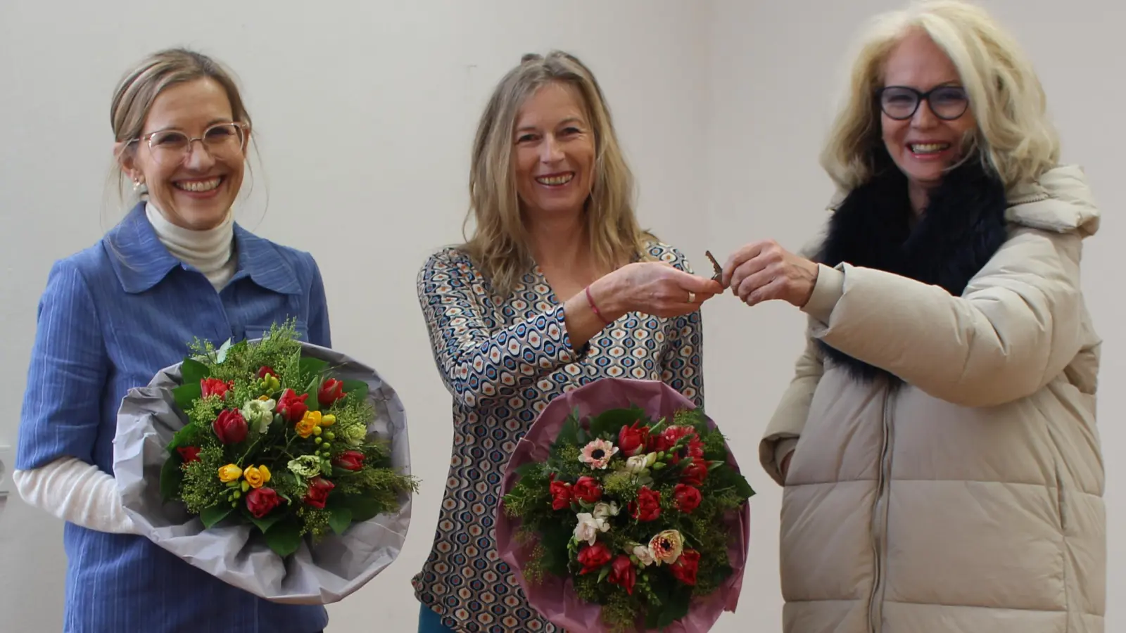 Die neue Kunstpreisträgerin Jeanne Dees (Mitte) freute sich über den Schlüssel zum Paul-Thiem-Atelier, der ihr persönlich von Zweiter Bürgermeisterin Angelika Kammerl (rechts) und Annette Girke (links) überreicht wurde. (Foto: Stadt Starnberg)