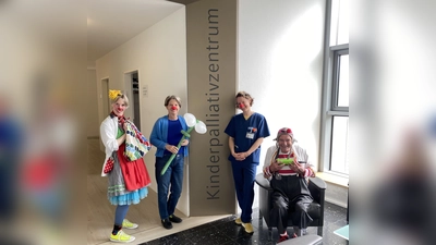 Eine Spende ermöglicht die Besuche der KlinikClowns (v.l.nr.: KlinikClown „Dr. Tikedibuh”, Sabine Hoch, Fachärztin Dr. med. E. Bischoffshausen, KlinikClown „Lupino Valentino”). (Foto: Andrea Andrade)