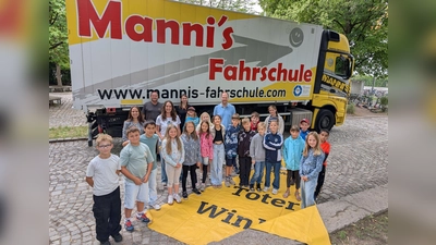 Den Schülerinnen und Schülern wurde vermittelt, wie gefährlich der tote Winkel bei großen Fahrzeugen sein kann.  (Foto: Schule)