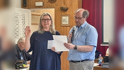 Annette Voß wird vom Bezirksausschussvorsitzenden Pascal Fuckerieder vereidigt. (Foto: bb)