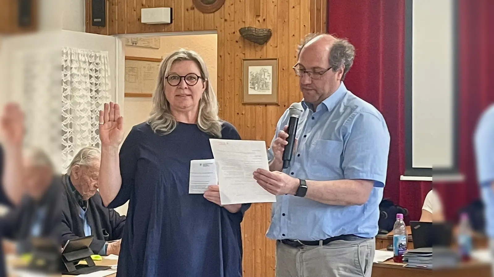 Annette Voß wird vom Bezirksausschussvorsitzenden Pascal Fuckerieder vereidigt. (Foto: bb)