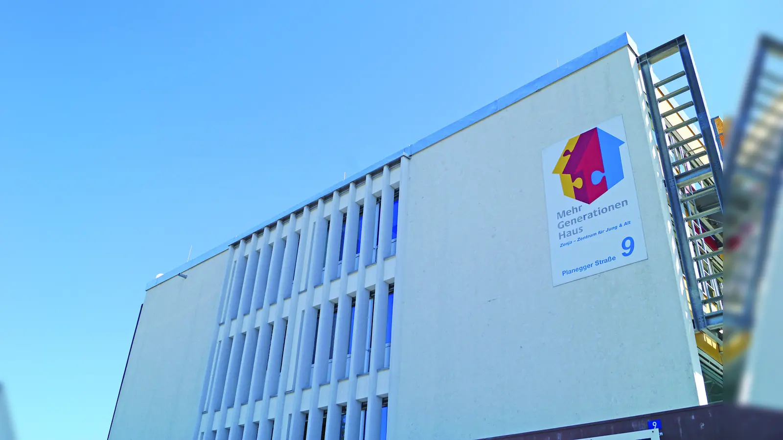 Im Mehrgenerationenhaus Zenja finden ausländische Mitbürger als Ansprechpartner im Sozialamt Manuel Leupold, Integrationsfachkraft der Stadt Germering. (Foto: pst)