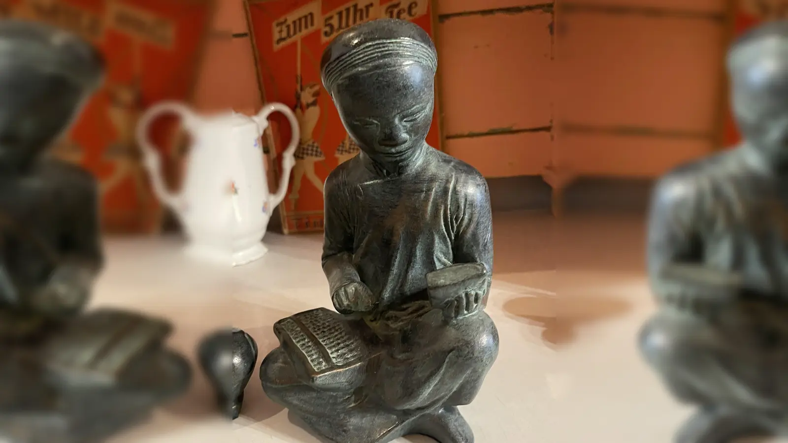 Für jeden Geschmack findet sich etwas auf dem Flohmarkt in der Hachinga Halle. (Foto: hw)