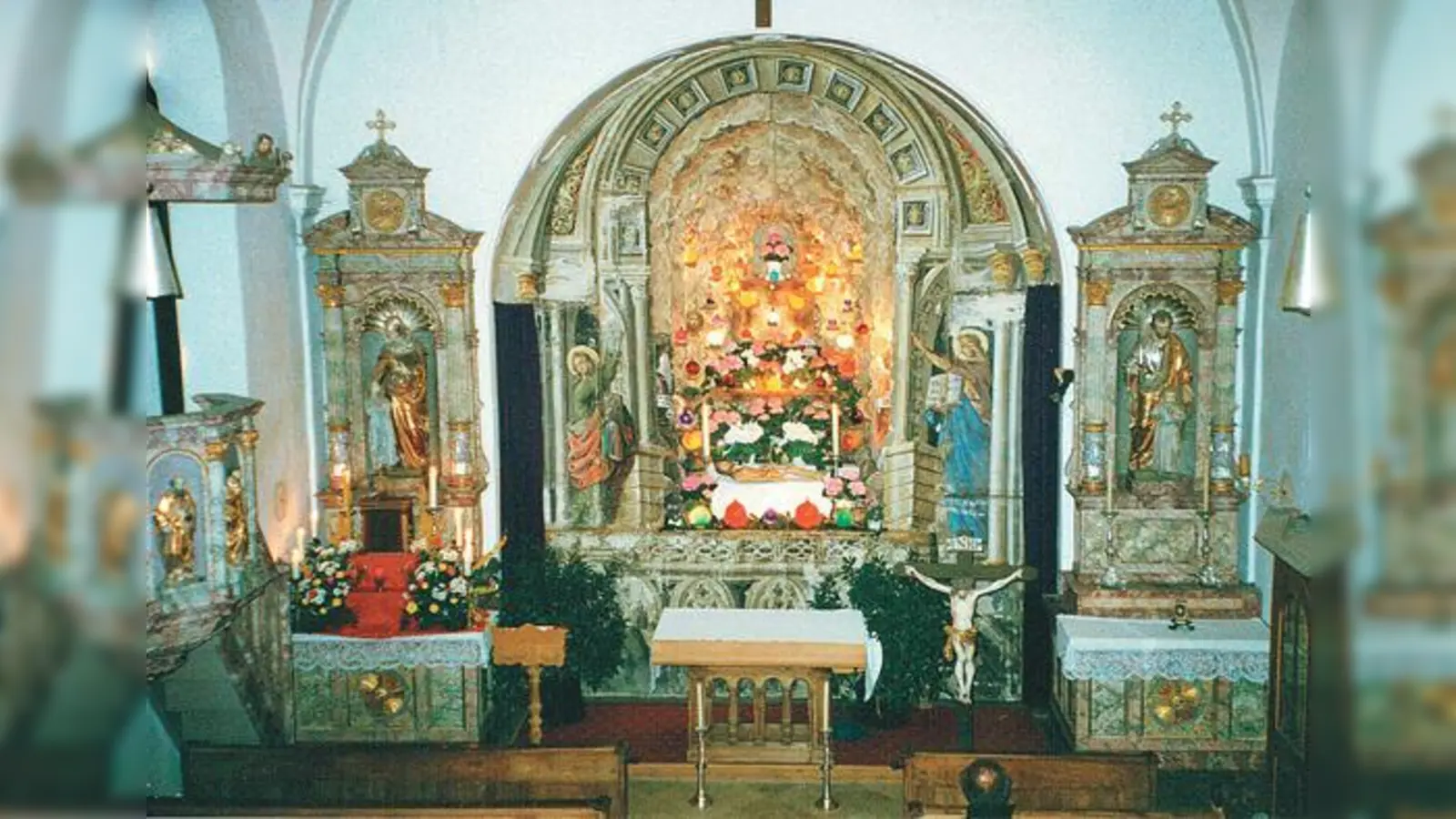 Das Heilige Grab der Pfarrkirche Frauenneuharting erstrahlte 1997 im mystischen Glanz. Nun wird es nach langer Zeit wieder aufgerichtet.	 (Foto: Heimatverein Frauenneuharting)