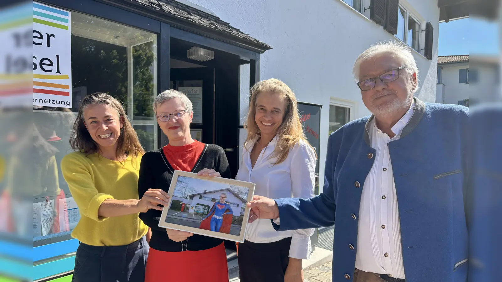 Abschied von „Superwoman” Josefine Sostak (2.v.l.) aus der Gautinger Insel, die das Team 15 Jahre lang geprägt und über 2.500 Beratungen für pflegende Angehörige durchgeführt hat. Daneben sind Claudia Metter, Inklusive psychosozialer Begleitungund der stellvertretende Bürgermeister Jürgen Sklarek (v.l.). (Foto: Ulrike Seiffert)