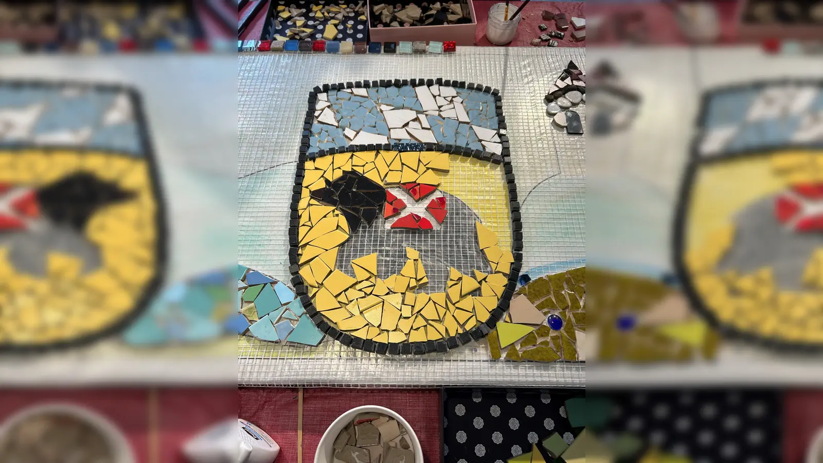 Viele Hände gestalteten gemeinsam das Korbinians-Mosaik. (Foto: Stadt Freising)