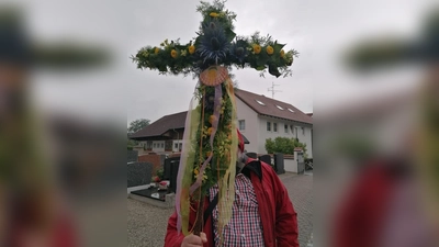Beim tragen des geschmückten Kreuzes wechselten sich die Pilger ab. (Foto: Katholische Stadtkirche Germering)