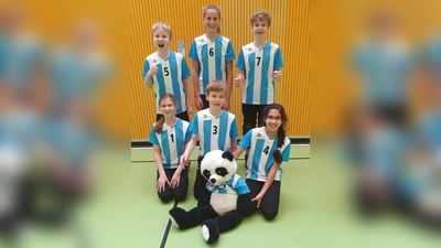 Die U14 des TSV Starnberg: hinten v.l. Jannik Pohlus, Sophia Garhammer, Linus Grüner, vorne v.l. Iva Mikhailova, Lenny Summerer, Lilas Sadeea (Foto: TSV Starnberg)