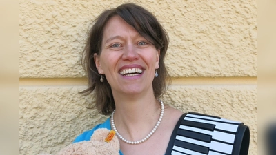 Die Pianistin Anne Schätz liest die Kindergeschichte „Sternenzauberglück” vor und spielt dazu Klavier. (Foto: Anne Schätz)