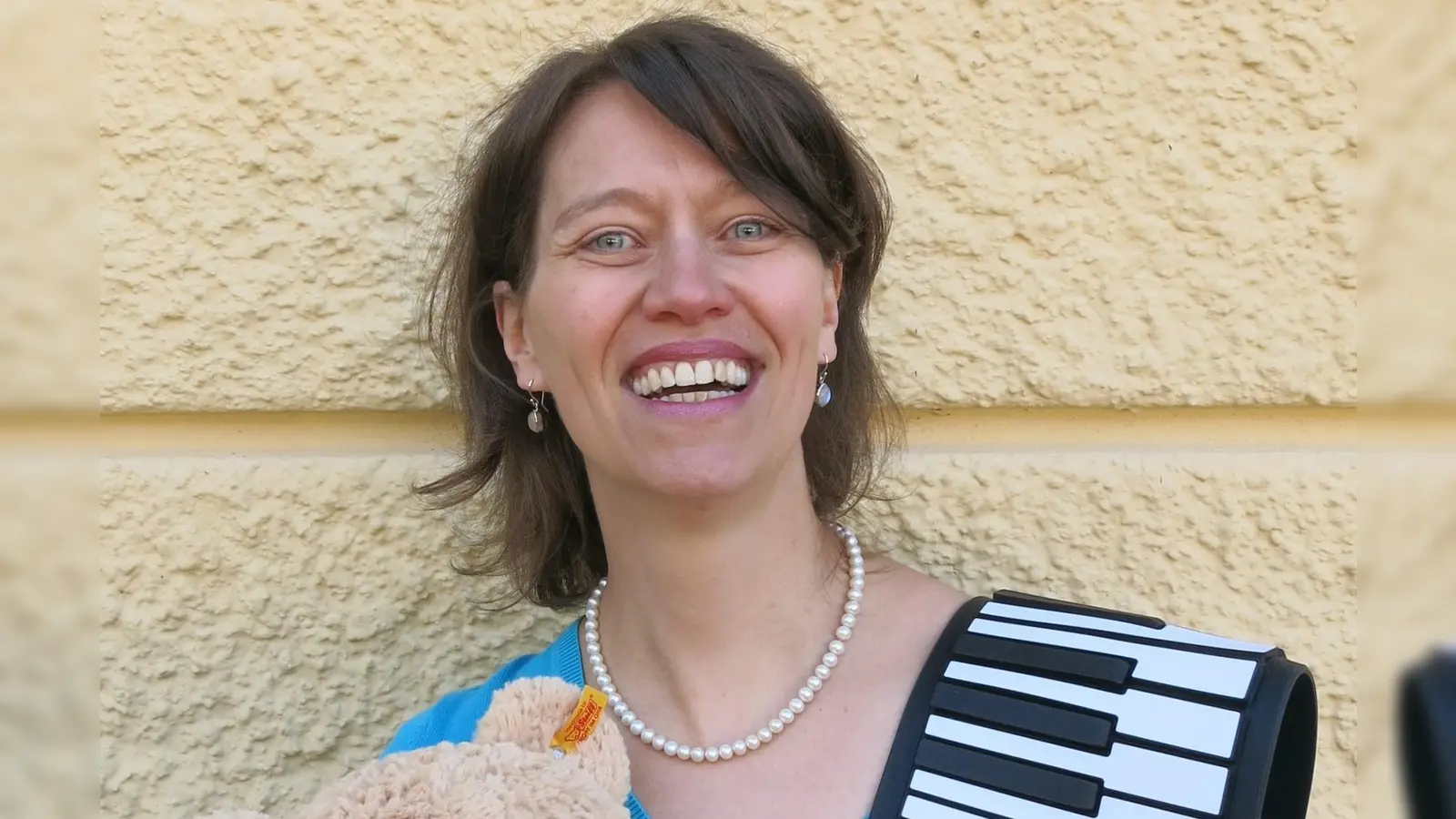 Die Pianistin Anne Schätz liest die Kindergeschichte „Sternenzauberglück” vor und spielt dazu Klavier. (Foto: Anne Schätz)