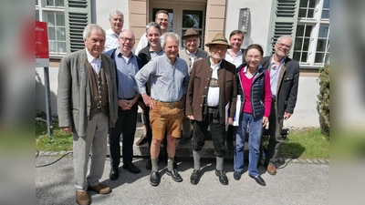 Nach der Vorstandswahl: v.l. Dr. Johann Wittmann, Wolfgang Willberger, Johannes Wimmer, Max Falthauser, Andreas Ellmaier, Michael Kellermann, Kurt Müller-Brand, Willi Fries (BBV-Gründungsmitglied), Dr. Peter Berg, Kathrin Högn (BBV-Vereinsmitglied) und Dr. Erwin Lohner vor dem Herrenhaus von Schloss Blutenburg.<br> (Foto: BBV)