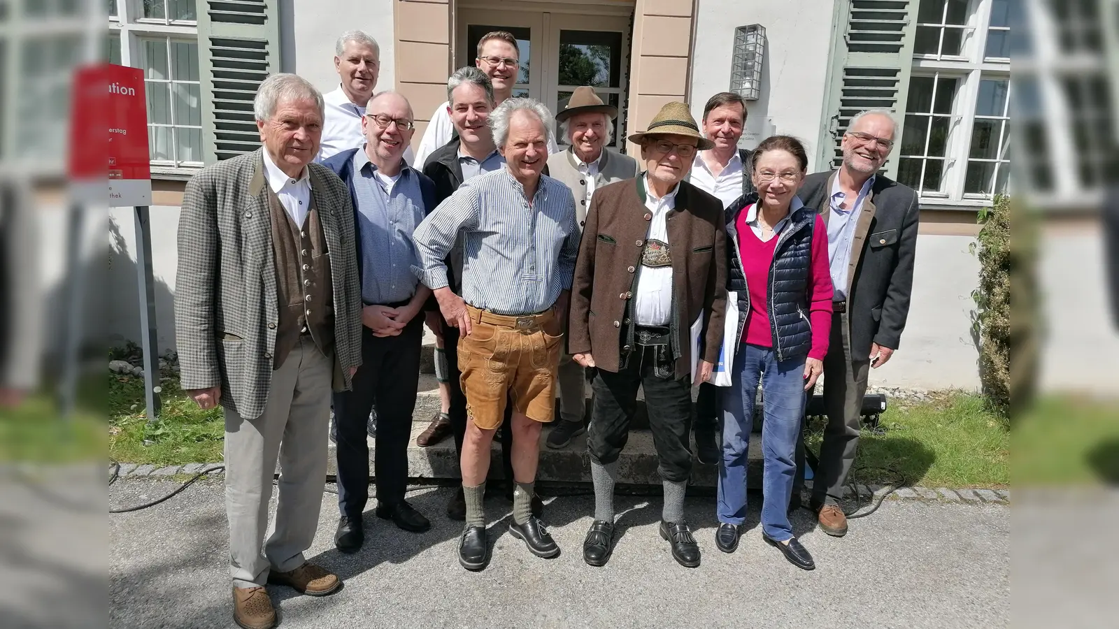 Nach der Vorstandswahl: v.l. Dr. Johann Wittmann, Wolfgang Willberger, Johannes Wimmer, Max Falthauser, Andreas Ellmaier, Michael Kellermann, Kurt Müller-Brand, Willi Fries (BBV-Gründungsmitglied), Dr. Peter Berg, Kathrin Högn (BBV-Vereinsmitglied) und Dr. Erwin Lohner vor dem Herrenhaus von Schloss Blutenburg.<br> (Foto: BBV)