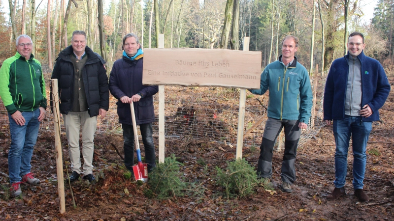 Michael Bleichner (Grün Team GmbH), Martin Neumeyer <br>(Vorstandsvorsitzender der Bayerischen Staatsforsten), Nils Rullkötter (Gauselmann Gruppe), <br>Wilhelm Seerieder (Forstbetriebsleiter München) und Gernot Gauger (Trinkwasserwald e.V.) freuen sich über den Auftakt der Pflanzaktion im Eichelgarten in München (von links). <br><br>  (Foto: Gauselmann Gruppe)