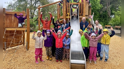 Die umliegenden Kindergärten kamen zur Eröffnung und freuten sich mit den Planern und BA-Mitgliedern (v.l.) Thorsten Kellermann, Sarah Gunzinger vom Baureferat, Graciela de Cammerer, BA-Vorsitzender Frieder Vogelsgesang und Kathrin Högn. (Foto: Ulrike Seiffert)