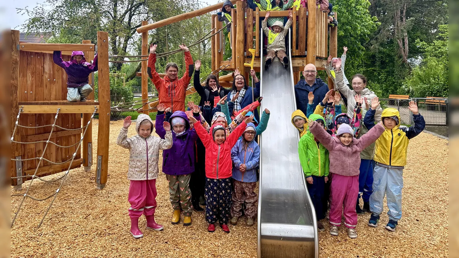 Die umliegenden Kindergärten kamen zur Eröffnung und freuten sich mit den Planern und BA-Mitgliedern (v.l.) Thorsten Kellermann, Sarah Gunzinger vom Baureferat, Graciela de Cammerer, BA-Vorsitzender Frieder Vogelsgesang und Kathrin Högn. (Foto: Ulrike Seiffert)