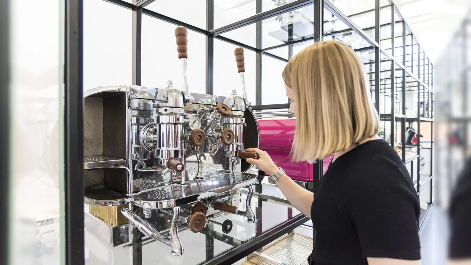 Eines der vielen Glanzstücke der Sonderausstellung des Deutschen Museums: das Kaffeemaschinenregal im Bereich Technik. (Foto: Deutsches Museum/Christian Illing)