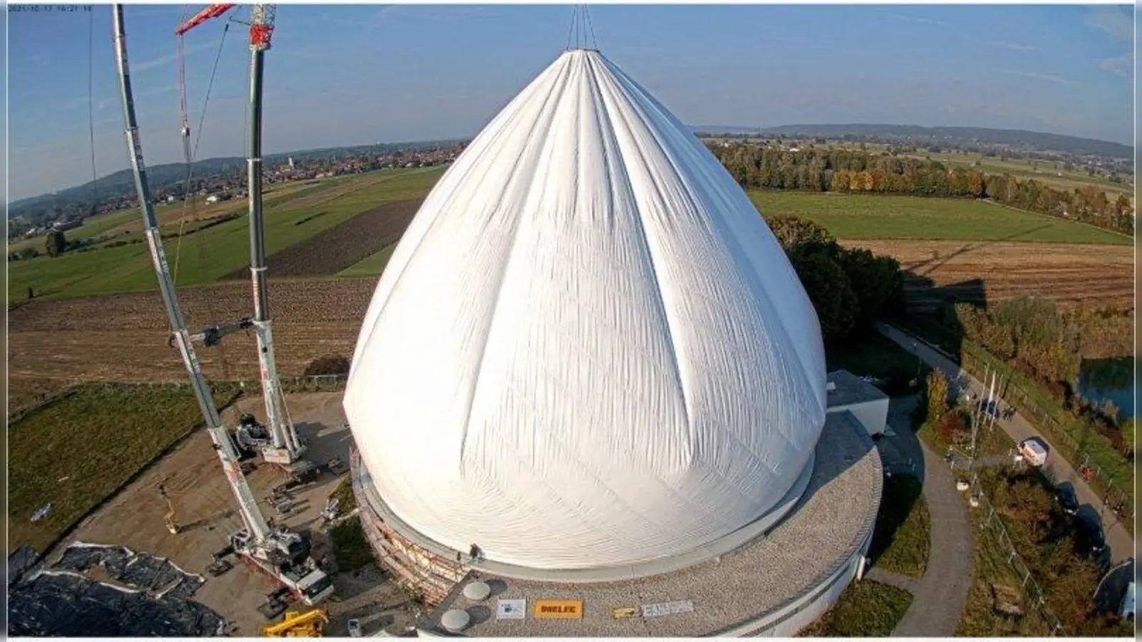 Zwar schon an der richtigen Stelle, aber noch ist die neue Hülle nicht fertig aufgeblasen. (Foto: Radom Raisting GmbH)