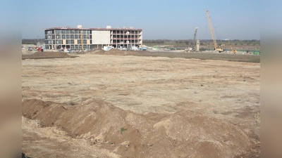 Hier wächst Freiham weiter: Links der künftige Schulcampus, rechts daneben die Baustelle des U-Bahnhofes. (Foto: job)