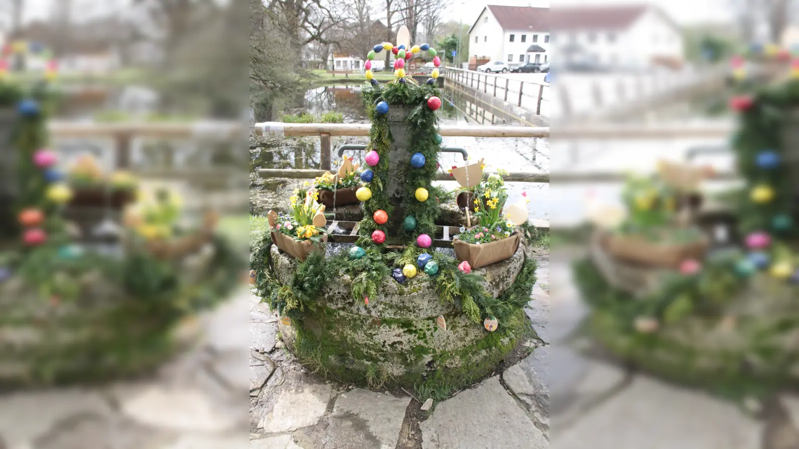 Der von den Drittklässlern geschmückte Osterbrunnen am Sollner Weiher. (Foto: job)