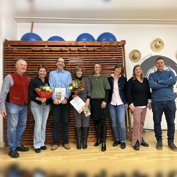 Freuten sich über die Ehrung (v.l.): Präsident Hans Jungwirth, Susanne Mörtl, Benedikt Pohlus, Angelika Dolina, Präsidentin Petra Otterbach, Barbara Menzler und Katharina Hoffmann (Geschäftsstelle) sowie Lars Golldack (Hausmeister).  (Foto: TSV Starnberg)