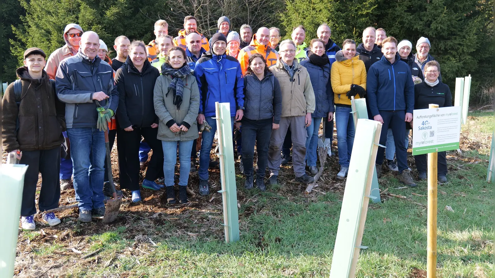 Die Kolleginnen und Kollegen des in München gegründeten Umweltingenieur-Unternehmens Sakosta nach erfolgreicher Baumpflanz-Aktion. (Foto: Sakosta)