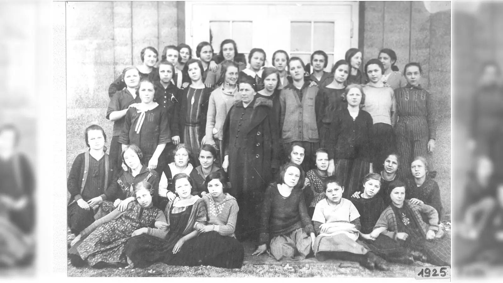 1925 blicken die meisten Mädchen dieser Klasse der Sendlinger Implerschule skeptisch und ernst in die Zukunft. (Foto: Sch)