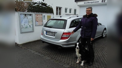 Claudia Hemm und ihre Hündin Coco Chanel sind noch einmal glimpflich davongekommen. Nur das Auto wurde beschädigt. (Foto: privat)