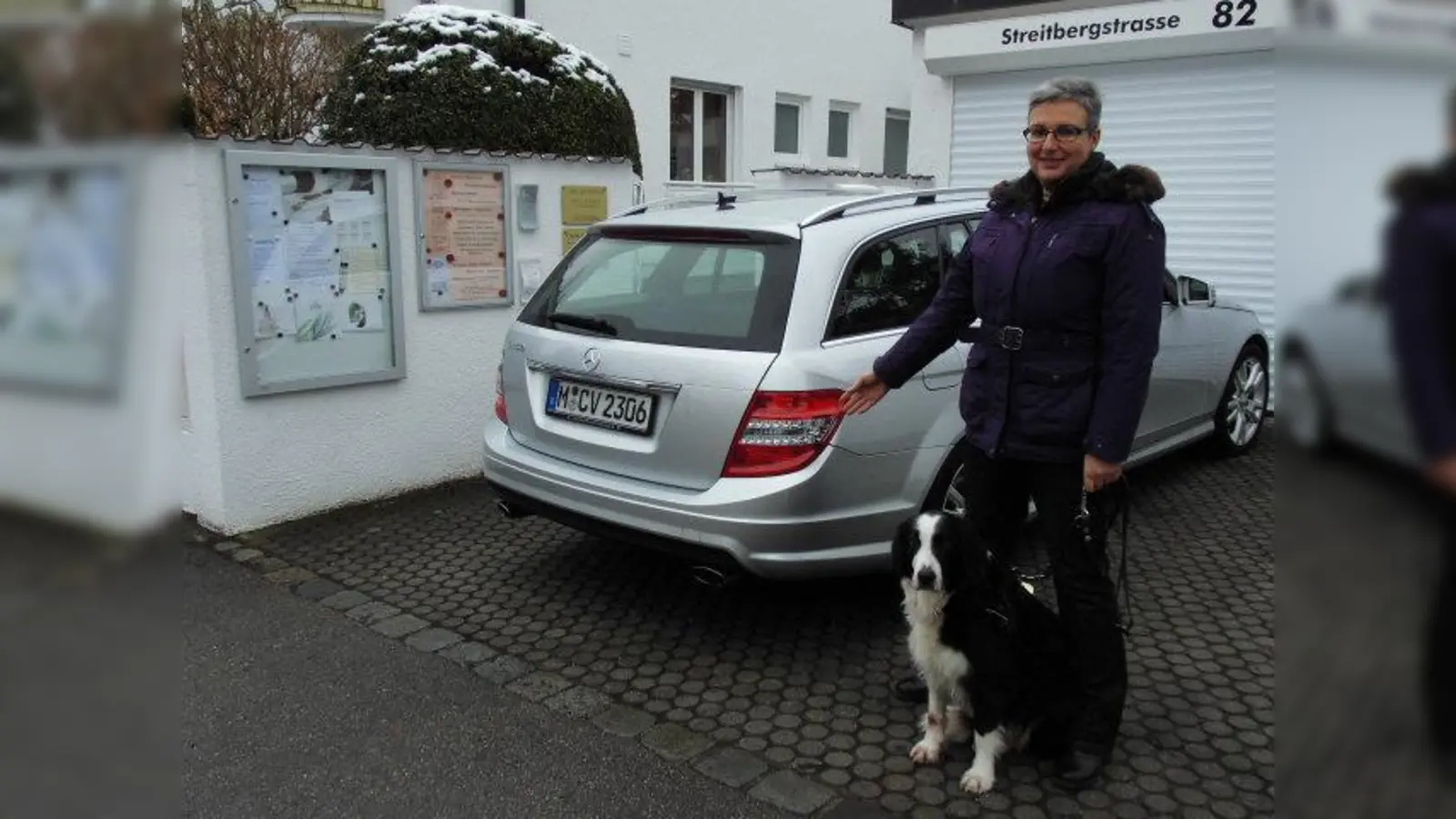 Claudia Hemm und ihre Hündin Coco Chanel sind noch einmal glimpflich davongekommen. Nur das Auto wurde beschädigt. (Foto: privat)