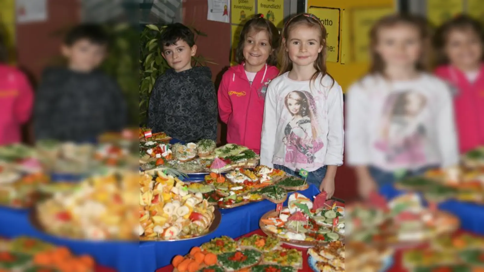 Dass gesunde Ernährung auch lecker schmeckt – das kann man am Brote- und Obstspieß-Büfett der Klasse 2a richtiggehend sehen! (Foto: Eva Wobido)
