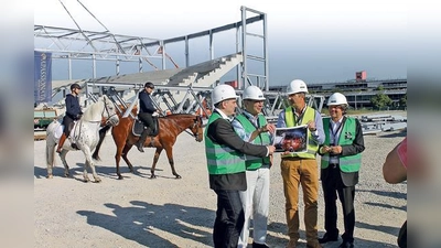 Berichten über den Fortschritt des Projekts (vorne, von links): Peter Massine, Thomas Freiherr von Stenglin, Rainer Quenzer und Michael Käfer. Der 70 Tonnen schwere Dachträger wurde zuvor auf dem Dach installiert. 	 (Foto: Christine Henze)